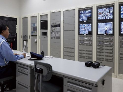 earthquake ・ Disaster-prevention measures.  [24 hours a day, 365 days a year of the disaster prevention center] Realize the security disaster prevention center and 24-hour manned management Disaster Prevention Center and ALSOK guard center in cooperation to watch a safety. The disaster prevention center resides a 24-hour staff. (image)