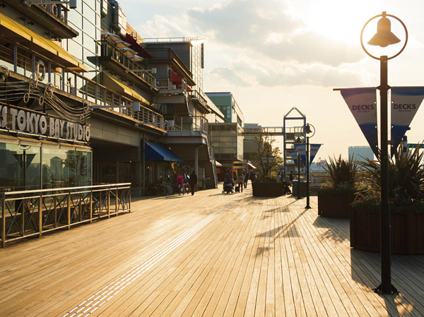 Surrounding environment. Decks Tokyo Beach (about 1110m)