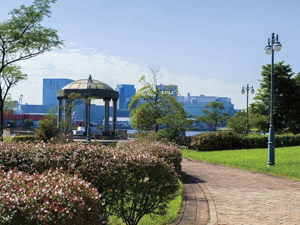 Surrounding environment. Metropolitan Water Square park (about 1150m)