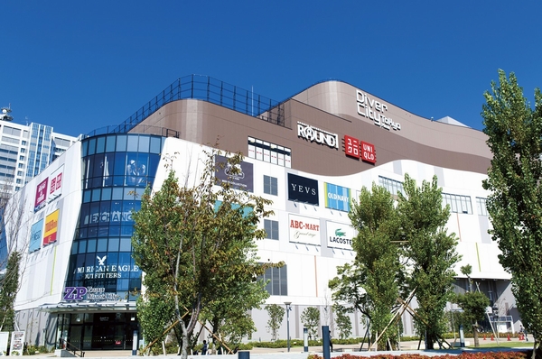Diversity Tokyo Plaza (about 1680m) opened in April 2012. Japan's first and landing of the apparel brand shop "Round One", It contains about 700-seat food court, It is a topic spot to show the bustle