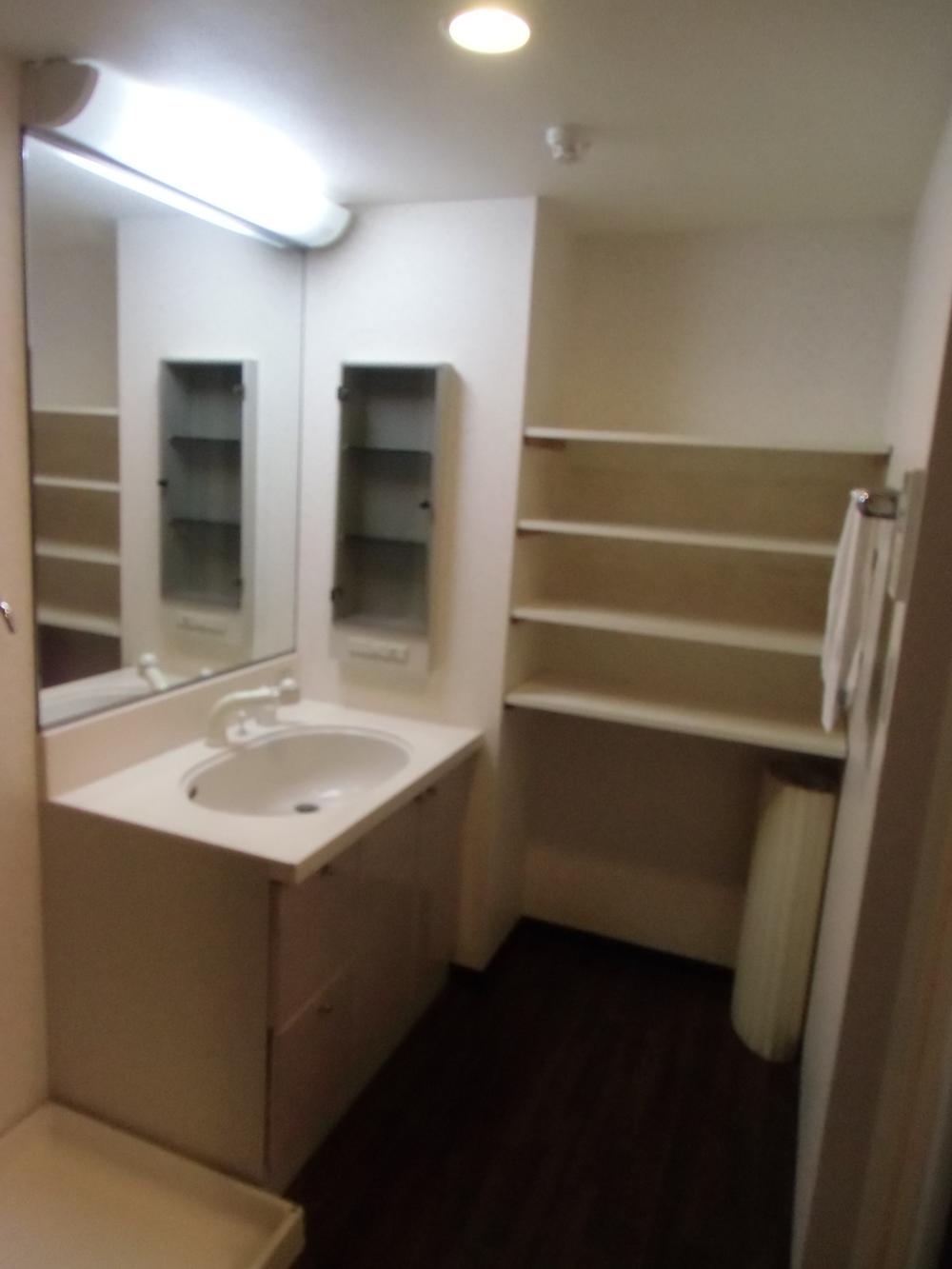 Wash basin, toilet. Indoor (September 2013) Shooting