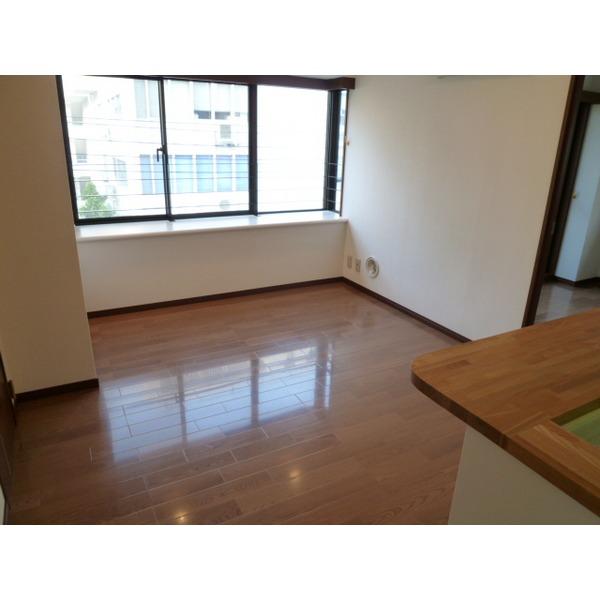Living. Bright living room with bay window