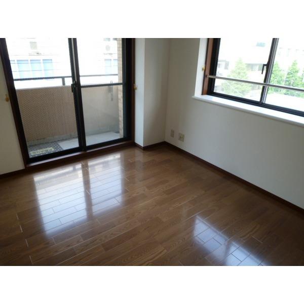 Non-living room. Two-sided lighting Western-style