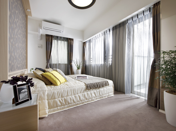 Interior.  [Western-style (1)] Bedroom to calm and relax the mind. Invitation to a peaceful sleep, The morning of soft light, It will lead to fresh awakening. Also provided capacity-rich storage, Tsukuridashimasu private space filled with clear.