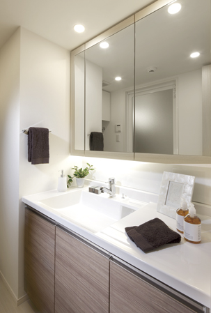 Bathing-wash room.  [bathroom] Asked a wash bowl on one side, It is established a dressed side by side two people, Easy-to-use wash room.