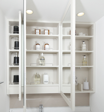 Bathing-wash room.  [Three-sided mirror back storage] Set up a small storage on the back. Finger marks have been made difficult ingenuity that marked with at the time of opening and closing of the mirror.