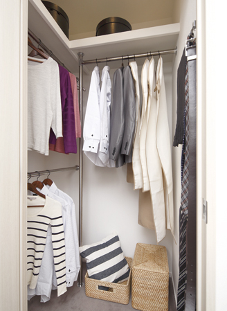 Receipt.  [Walk-in closet] Walk-in closet, which was nestled in the Western-style. Capacity up to the height of the ceiling has become the storage space is full. In addition to the two-stage hanger pipe, It established the shelves to the top, Clothes and bags ・ It can be stored loose items such as efficiently.  ※ Storage by type, size ・ height ・ Different shape, etc..