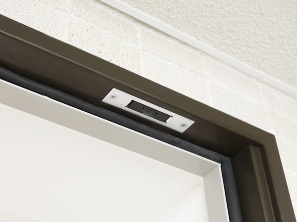 Security.  [Entrance door ・ Window security sensors] To the entrance door and the first floor dwelling unit and facing the roof balcony window of the total dwelling unit (except for the FIX window), Installing the security sensors to monitor the suspicious person of intrusion. Along with the alarm will sound in the event of a time, It will be automatically reported to the "Customer Service Center".  ※ Following publication photograph of the model room 70H type