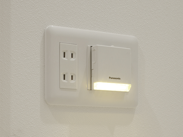 earthquake ・ Disaster-prevention measures.  [Foot security lighting] LED light in the event of a power failure is automatically turned on. It can also be used as a temporary flashlight during power outages by removing.