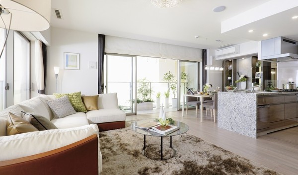 Room and equipment. Even everyday family gathering, Have time to entertain the guest, Living became a fine peace space ・ I want to spend in the dining. Light of the sun pours from the south-facing window, Spreads relaxed a airy space. Model room, About 17 tatami room with two-sided lighting. If Akehanate large windows, It spreads also a sense of unity followed by a flat balcony.  ※ Indoor photo model room (70H type), Including some paid options (with application deadline).