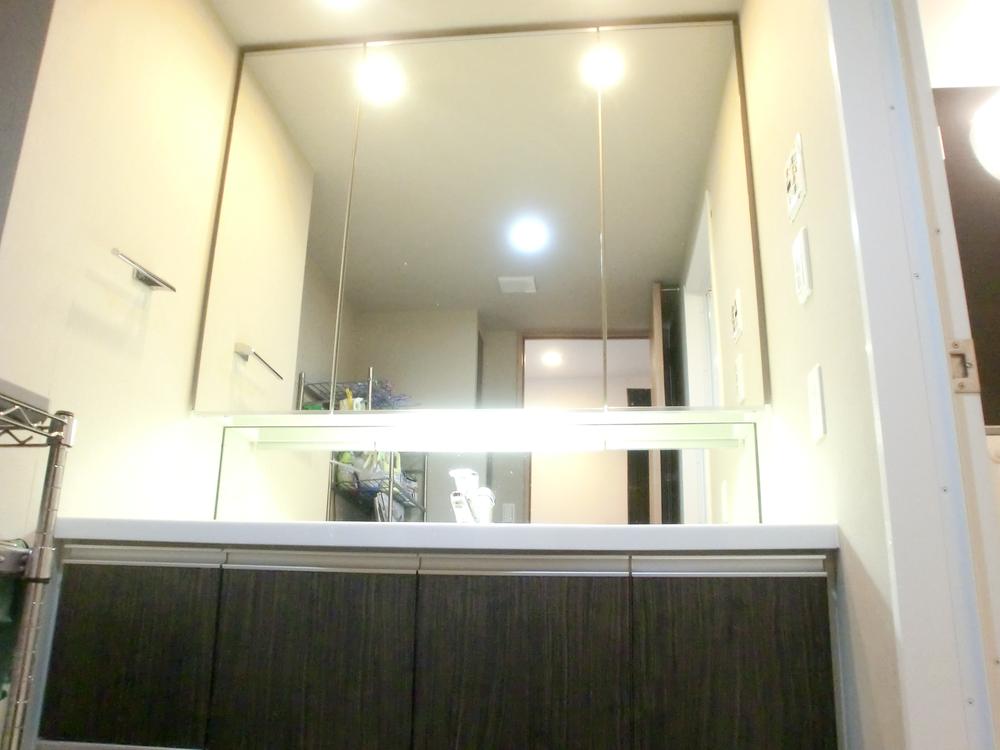 Wash basin, toilet. Indoor (11 May 2013) Shooting