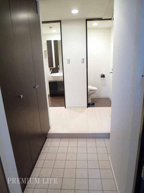 Entrance.  [Entrance] Tiled entrance