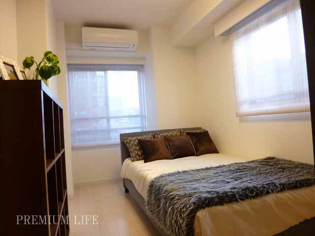 Non-living room.  [Western style room] Bedroom per yang of the two sides lighting ・ Ventilation is good.