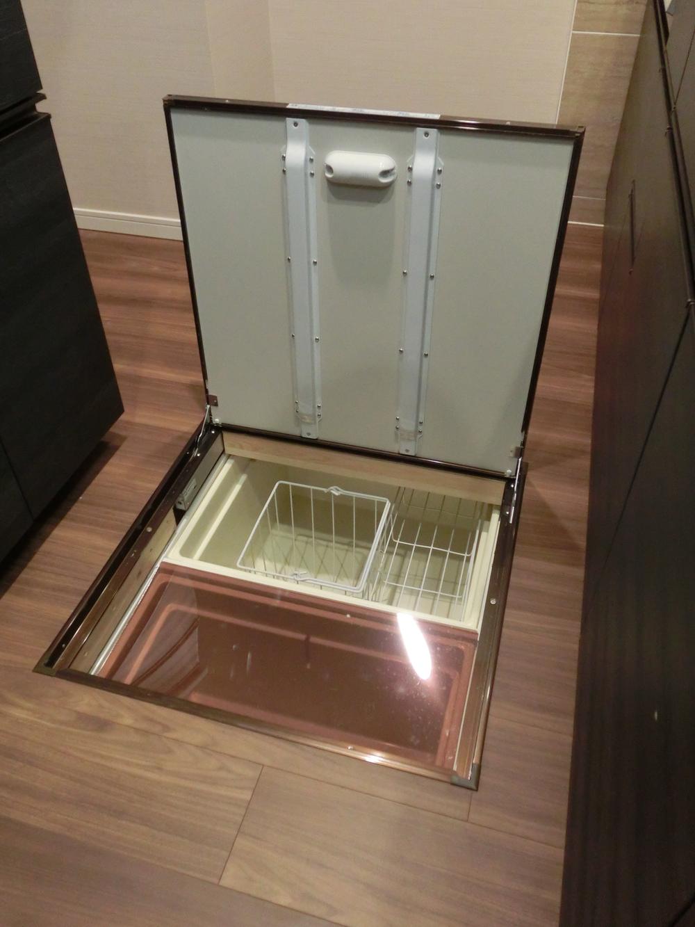 Same specifications photo (kitchen). Kitchen floor storage (box that slides have been two storage)