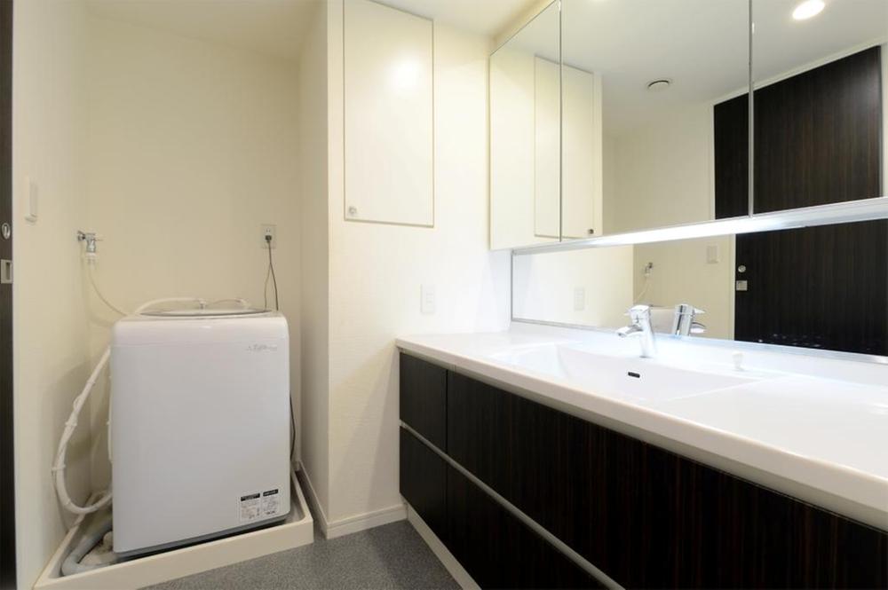 Wash basin, toilet. Indoor (11 May 2013) Shooting