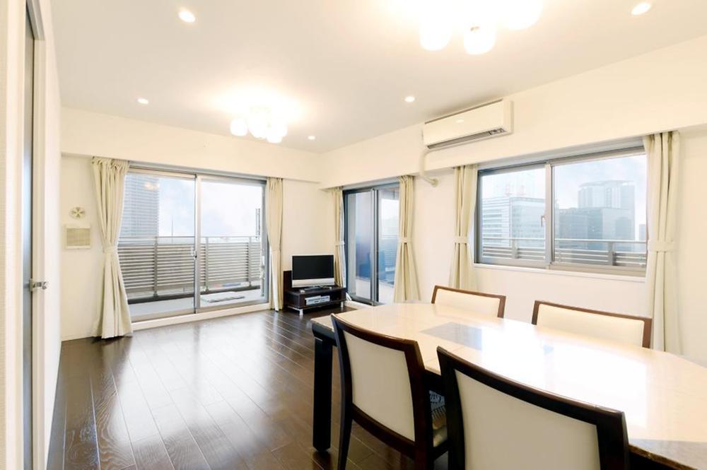 Living. Two-sided lighting living dining. You views of the canals and Sky tree from the room.