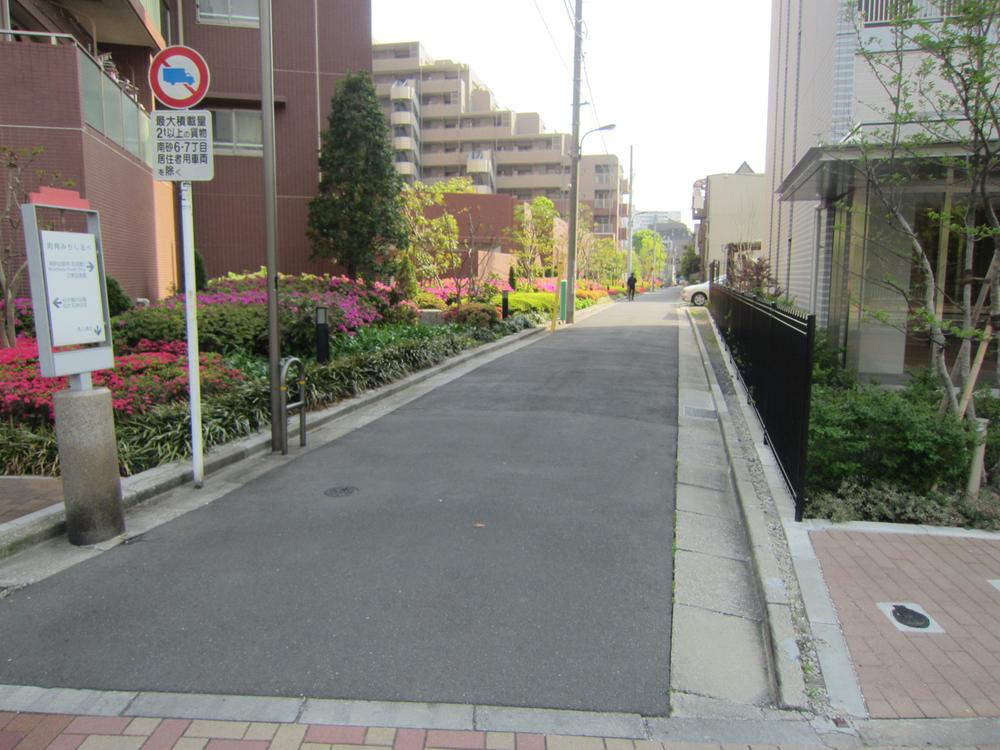 Local photos, including front road. Local (10 May 2013) Shooting From the street to the local surface