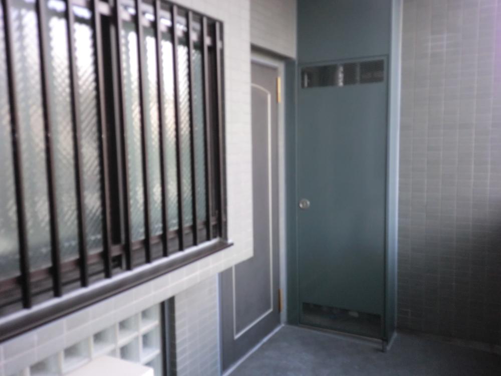 Entrance. Local (12 May 2013) Shooting