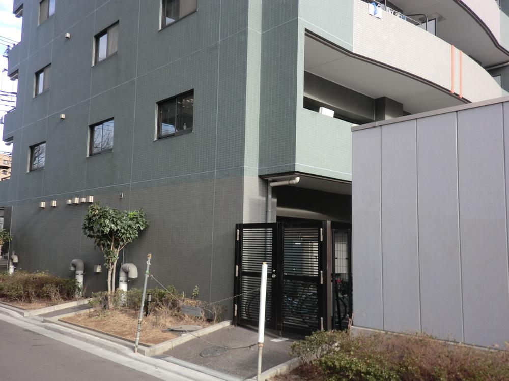 Local appearance photo. Local (12 May 2013) Shooting Front, Because in the one-story garage construction site day is good.