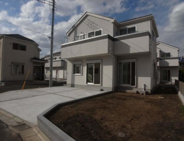 Local appearance photo. Spread a corner lot!