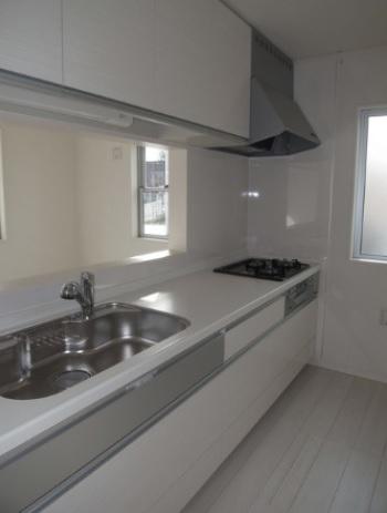 Kitchen. Face-to-face system kitchen with a feeling of opening!