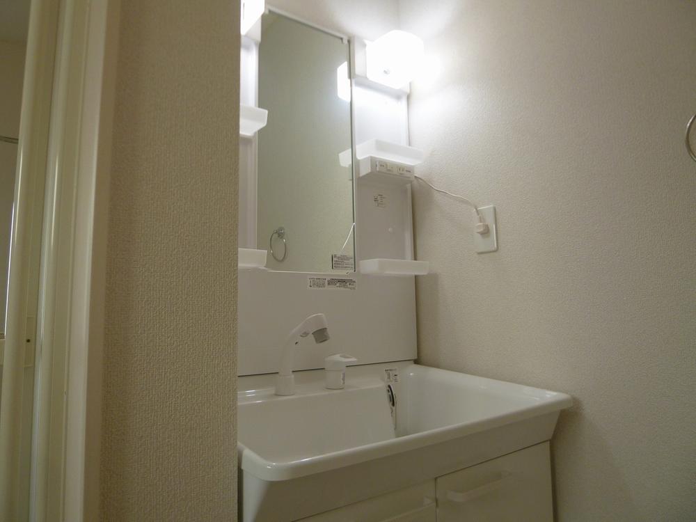 Wash basin, toilet. Wash basin