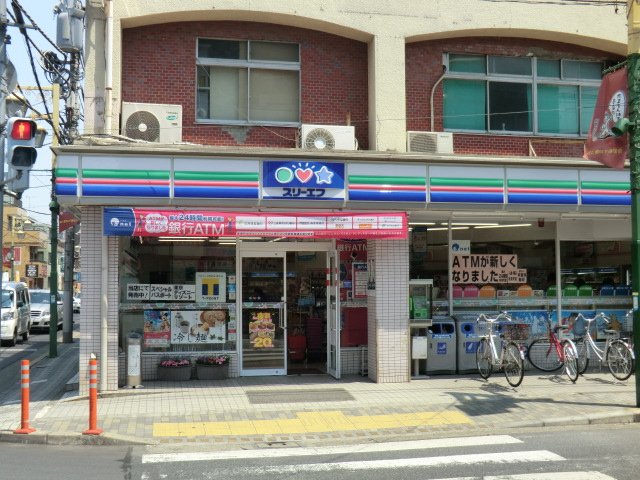 Convenience store. Three F (convenience store) to 400m