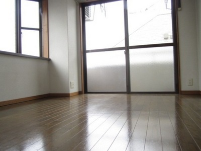 Living and room. 6 Pledge Western-style