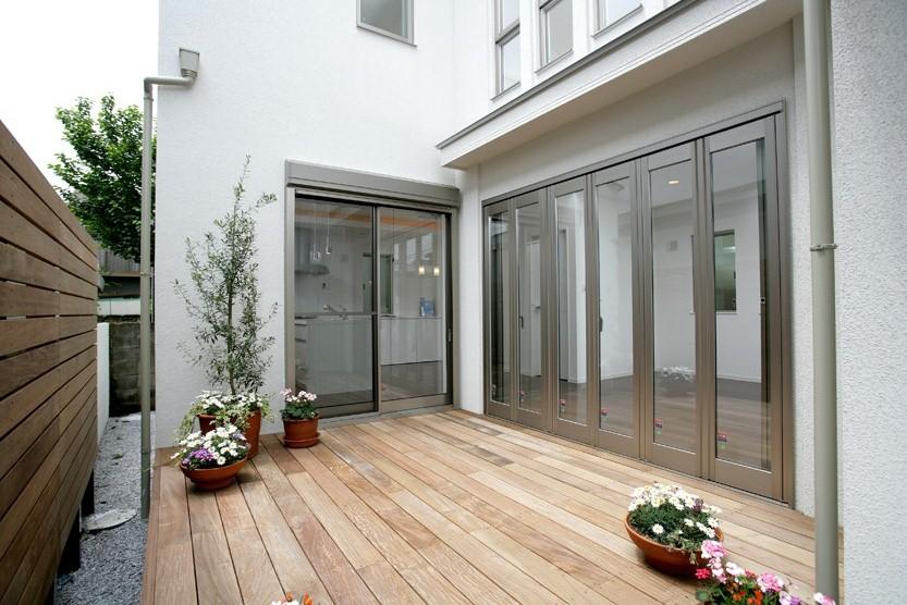 Local photos, including front road. Seller construction cases