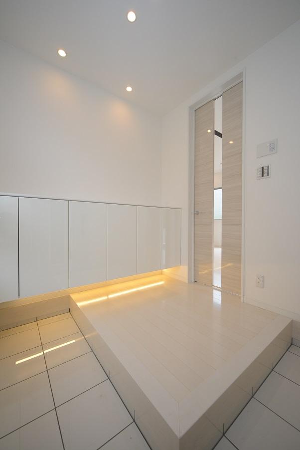 Entrance. The entrance hall floor, We use artificial marble. As a place that welcomes you, We look luxurious make.