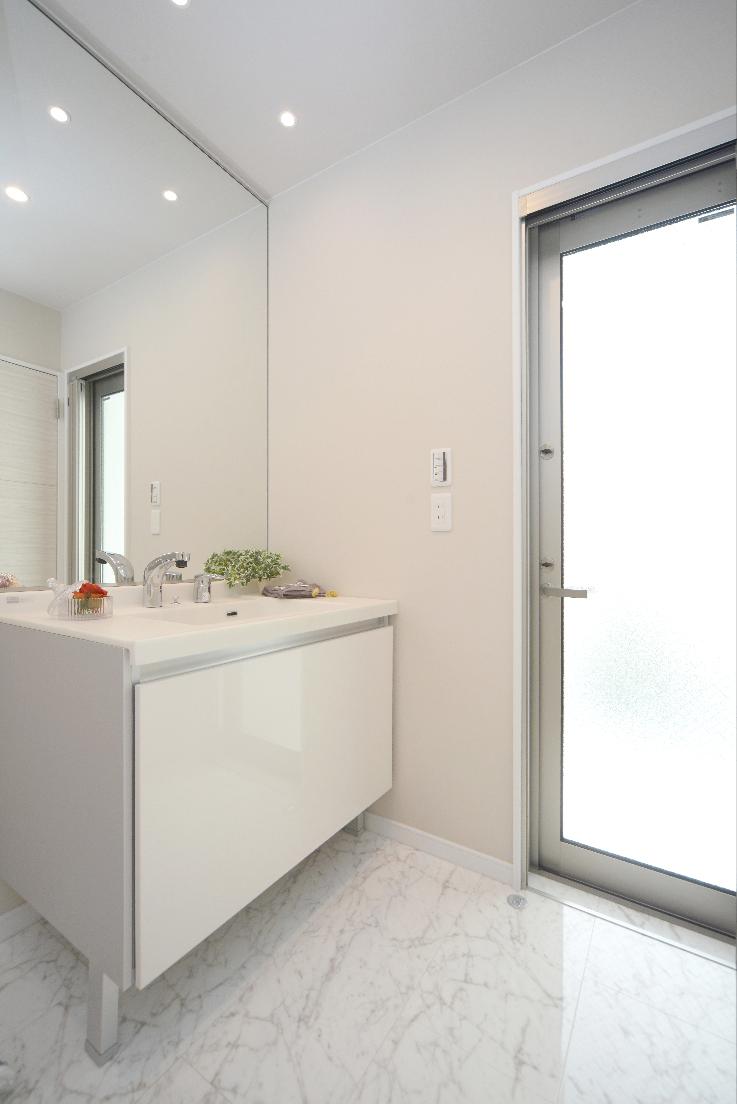 Wash basin, toilet. Seller construction cases