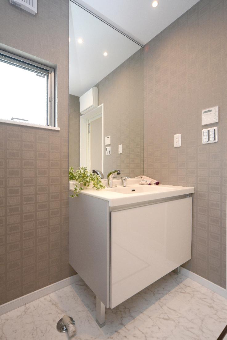 Wash basin, toilet. Seller construction cases