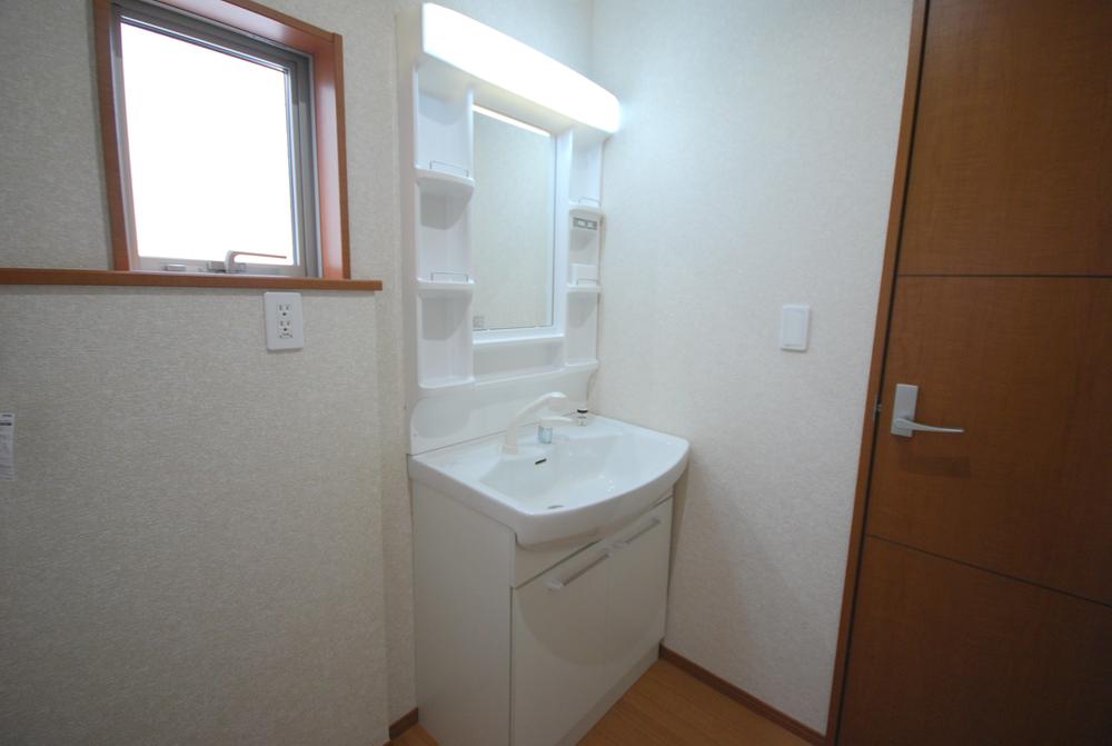 Wash basin, toilet. Local Photos ・ Wash basin