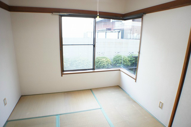 Other room space. Japanese-style L-shaped window glass