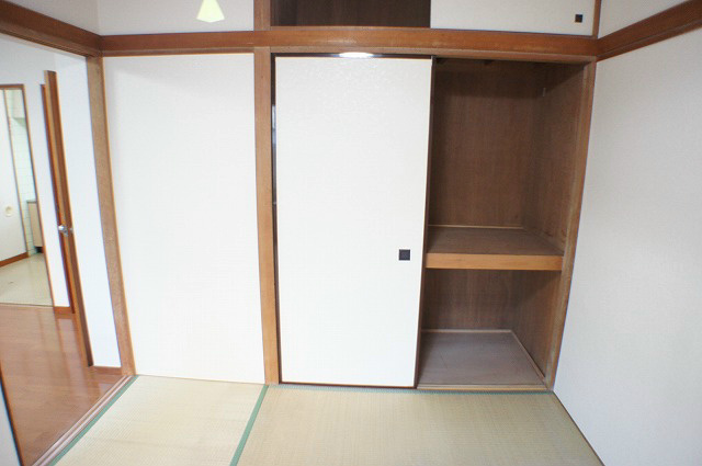 Receipt. There is a closet of 1 minute between the