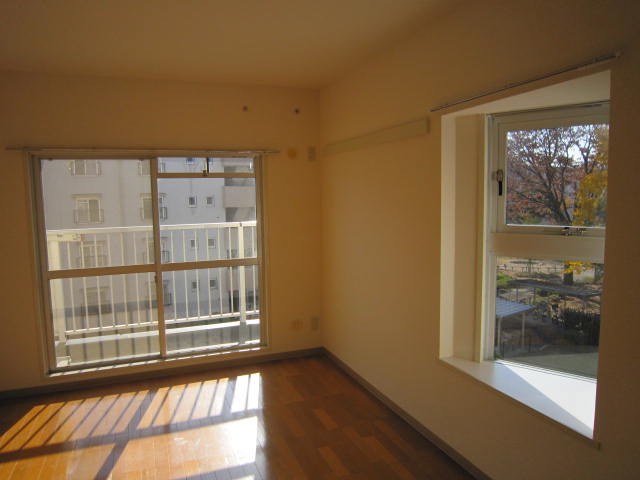 Living and room. Extension portion south Western-style