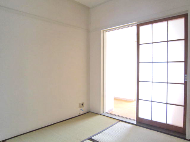 Living and room. Japanese-style room that leads to the utility