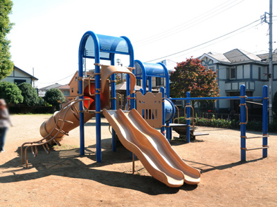 Surrounding environment. Medium petting park (about 890m / A 12-minute walk)