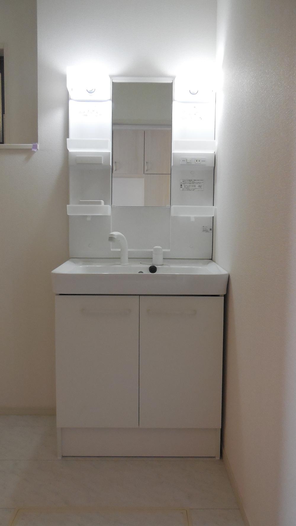 Wash basin, toilet. Indoor (10 May 2013) Shooting