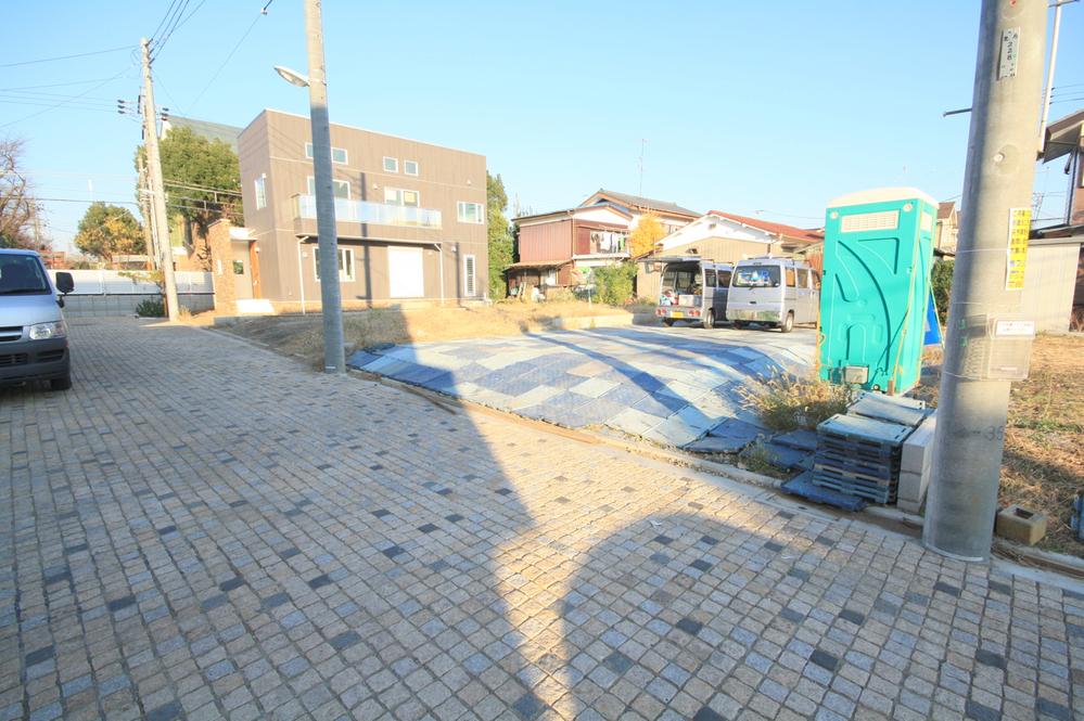 Local photos, including front road. Local shooting