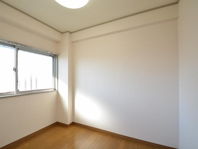 Non-living room. Sunrise National Western-style