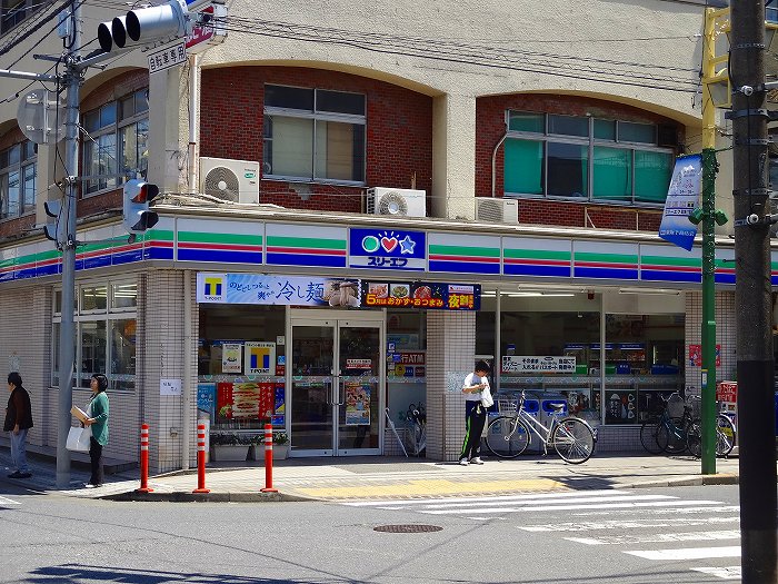 Convenience store. Three F (convenience store) to 350m