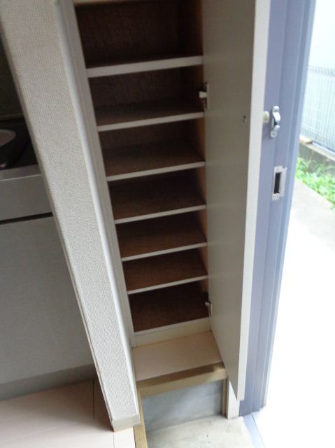 Entrance. Handy shoe box in the foyer