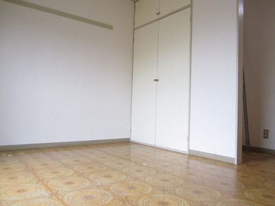 Living and room. Room viewed from the veranda side! 