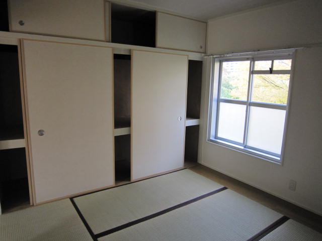 Living and room. South Japanese-style room There closet