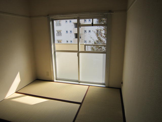 Living and room. North Japanese-style room You can see cherry blossoms of cherry street. 