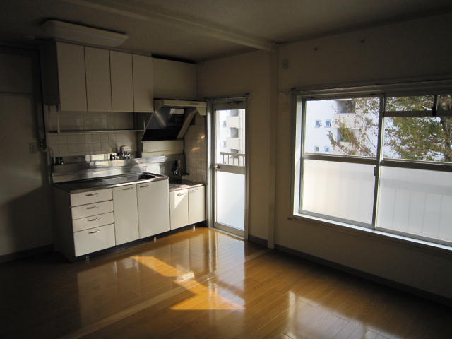 Living and room. South side of the bright dining kitchen