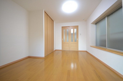 Living and room. Western-style 6 Pledge