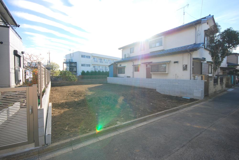 Local photos, including front road. Local shooting