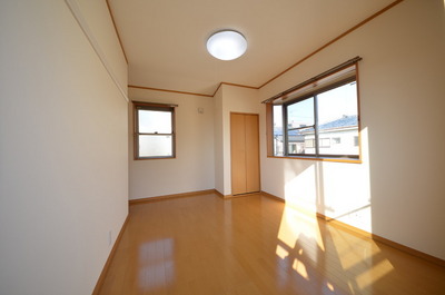 Living and room.  ☆ Clean flooring ☆ 